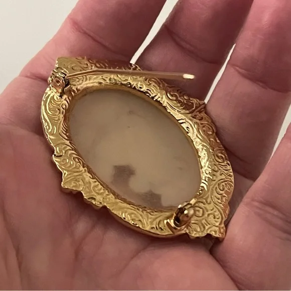 Vintage Brooch Goldtone Mother and Child Cameo Metal Pin (Possibly 1928 Brand) - Picture 8 of 16